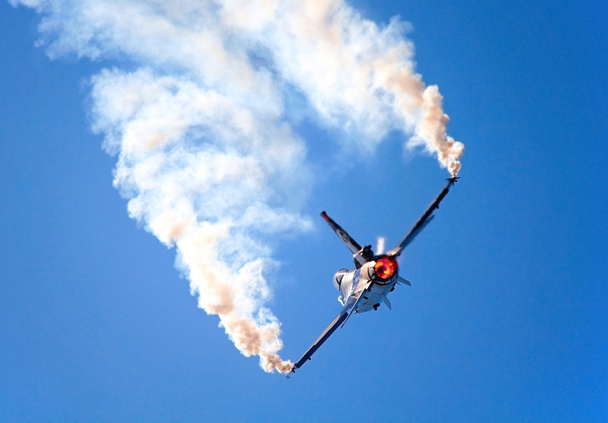 F16 винищувач літак маневр - Фото, зображення