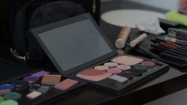 Maquiagem sombra aplicada com uma escova
 - Filmagem, Vídeo