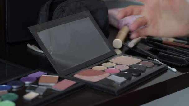 Lidschatten-Make-up mit einem Finger aufgetragen - Filmmaterial, Video