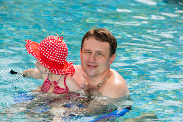Pai ensinando sua filha a nadar
 - Foto, Imagem