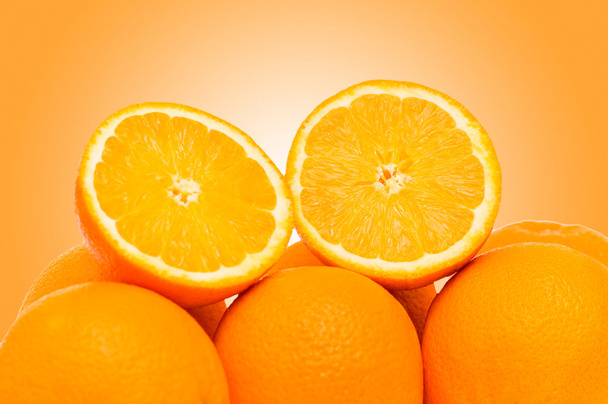 sinaasappelen op de achtergrond met kleurovergang - Foto, afbeelding