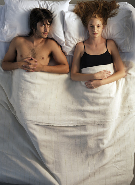  giovane coppia sdraiata a letto - Foto, immagini