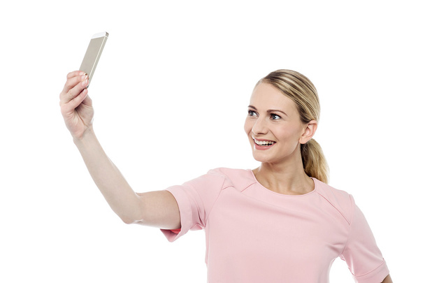Женщина делает селфи со своим смартфоном
 - Фото, изображение