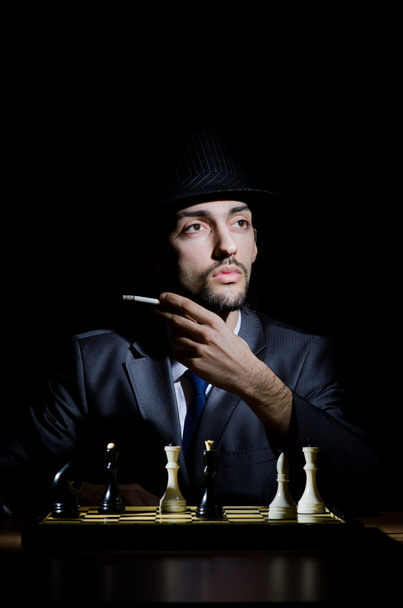 Schachspieler spielt sein Spiel - Foto, Bild