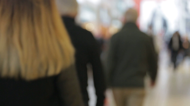 Rozmycie tła z handlowego i tłum chodzenia ludzi w centrum handlowym z bokeh - Materiał filmowy, wideo