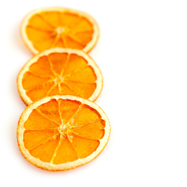 Tres rebanadas de naranja secas desde arriba sobre fondo blanco
 - Foto, Imagen