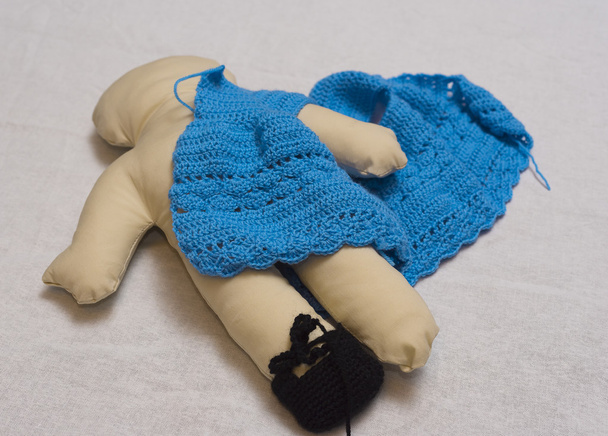 Una muñeca de tela, hacer el vestido de lana
  - Foto, imagen