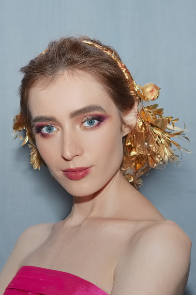 pretty girl in gold circlet of flowers - Foto, Imagen