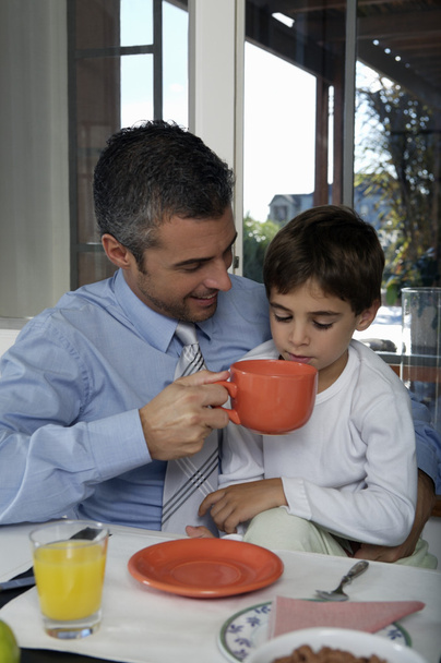 Отец и сын завтракают - Фото, изображение