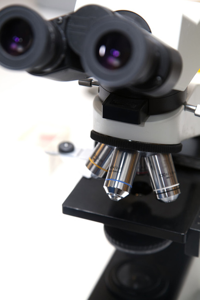 μικροσκόπιο σε εργαστήριο - Φωτογραφία, εικόνα