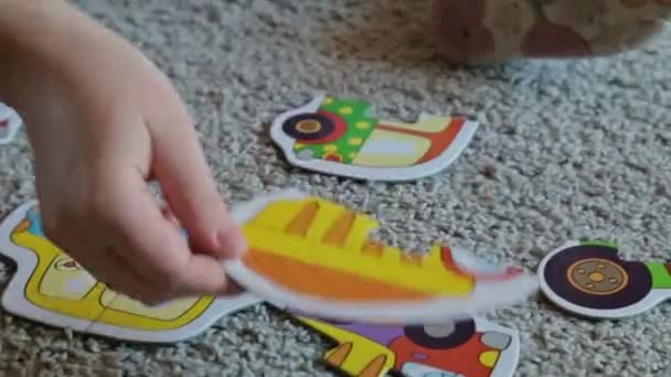 Matka se svým synem hraje s puzzle - Záběry, video