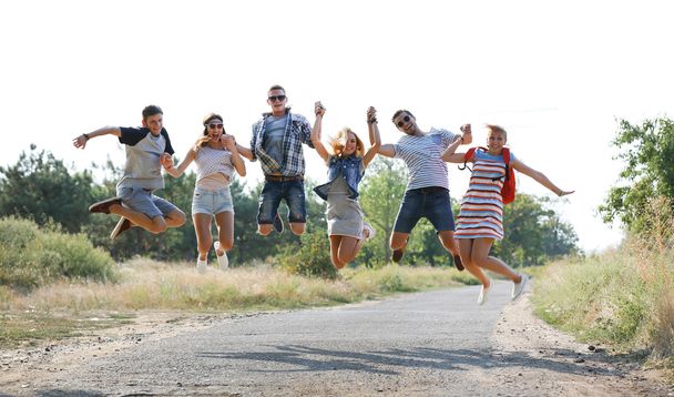 Щасливі друзі стрибають разом, на відкритому повітрі
 - Фото, зображення