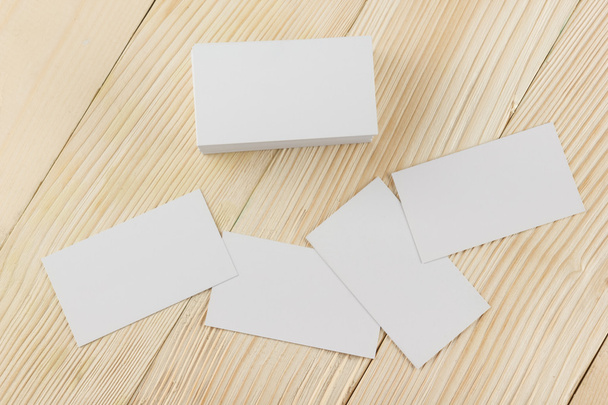 白い空白ビジネス訪問、カード、ギフト、チケット、パス、現在の閉じるを木製の背景に。コピー スペース空白のコーポレートアイデンティティ パッケージ ビジネス カード Id のテンプレート - 写真・画像
