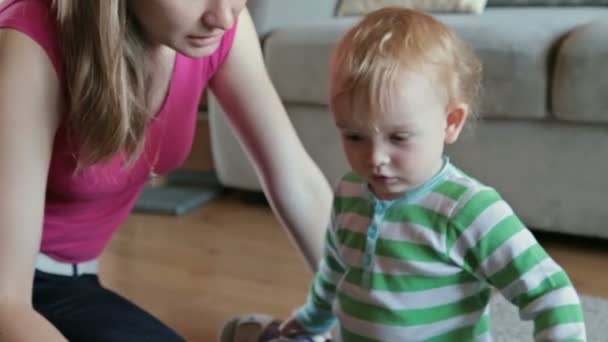 Mãe com seu filho brincando com quebra-cabeças
 - Filmagem, Vídeo