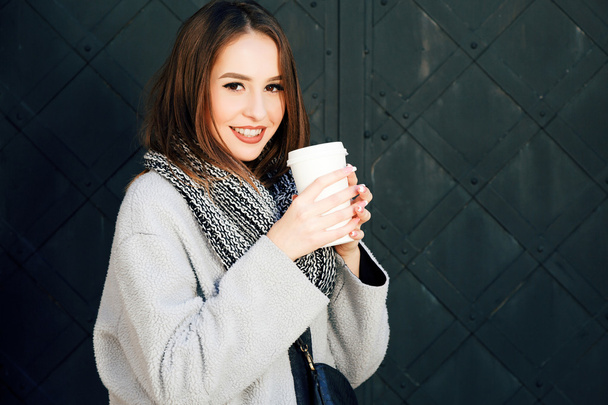 Frau mit Kaffee auf der Straße - Foto, Bild