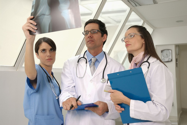 Artsen kijken naar Röntgen - Foto, afbeelding