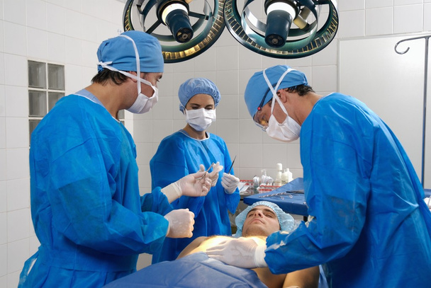 médicos profissionais que operam homem
 - Foto, Imagem