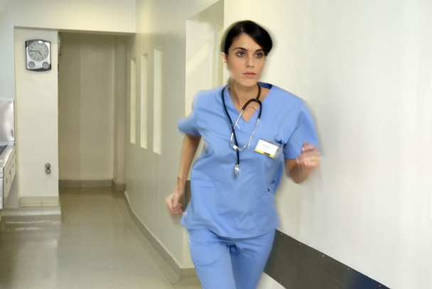 Γιατρός που τρέχει μέσα από το νοσοκομείο - Φωτογραφία, εικόνα