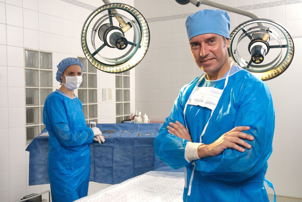 Médicos na sala de cirurgia
 - Foto, Imagem