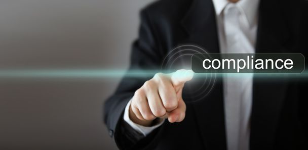 Conformité. main de l'homme d'affaires appuyant sur l'icône avec le texte "conformité
" - Photo, image