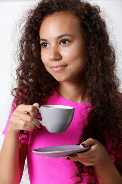 young pretty woman drinking coffee - Foto, imagen