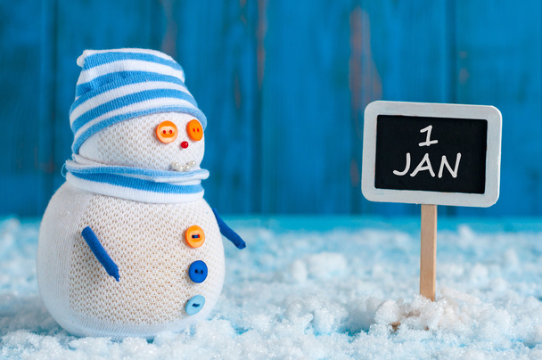 Wegweiser vom 1. Januar und zwei Schneemänner mit rotem Schlitten, Geschenkständer neben Wegweiser. frohes neues Jahr Postkarte - Foto, Bild