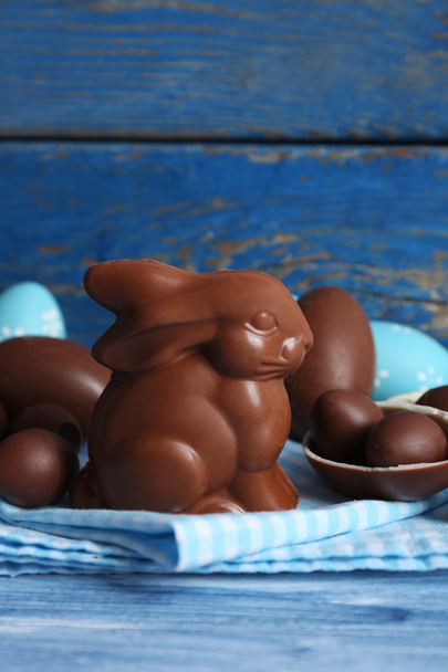Easter chocolate bunny and eggs on wooden background - Foto, Bild