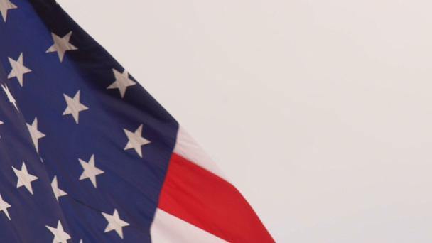 Parlak vatansever Amerikan bayrağı Stars and Stripes sallayarak Rüzgar - Video, Çekim