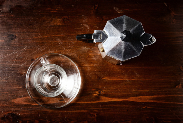 стеклянная чашка кофе и старинный кофейник на темном деревянном столе
 - Фото, изображение