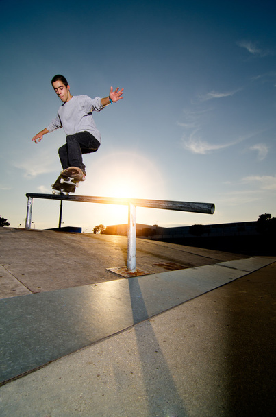 Skateboarder on a grind - Foto, afbeelding