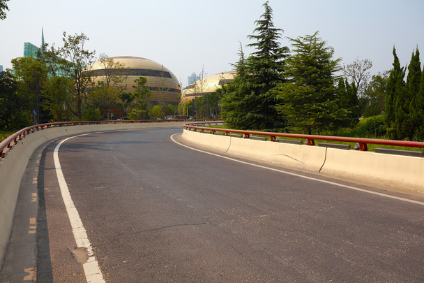 Асфальтовое покрытие кривой городской дороги
 - Фото, изображение