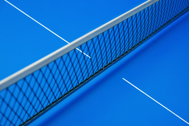 rede em uma mesa de pingpong azul
 - Foto, Imagem