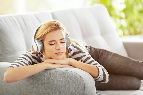 woman listening music - Foto, Bild