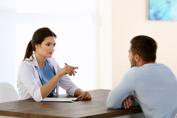 Médico falando com paciente do sexo masculino
 - Foto, Imagem