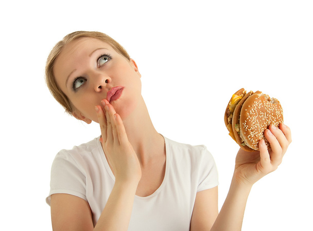 Голодна красива дівчина їсть смачний гамбургер ізольована
 - Фото, зображення