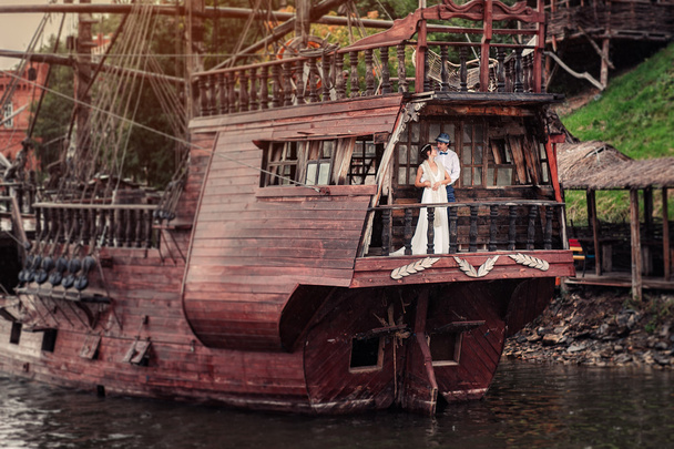 Braut und Bräutigam auf einem Holzschiff - Foto, Bild