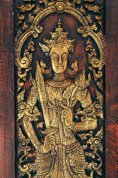 Thajská dřevěná socha mužského úhel na dveře - Fotografie, Obrázek