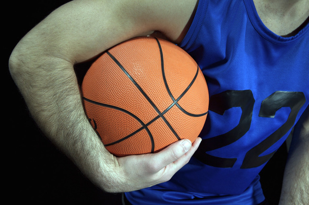 Баскетболист держит мяч - Фото, изображение
