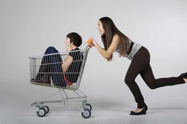 ženy blbnout s nákupní košík - Fotografie, Obrázek
