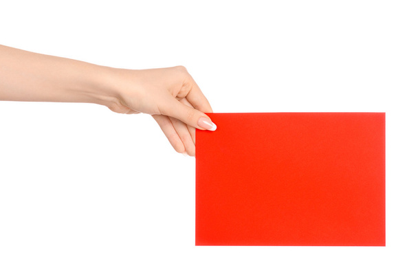 Marca y publicidad tema: hermosa mano femenina sosteniendo una tarjeta de papel rojo en blanco aislado sobre fondo blanco
 - Foto, imagen