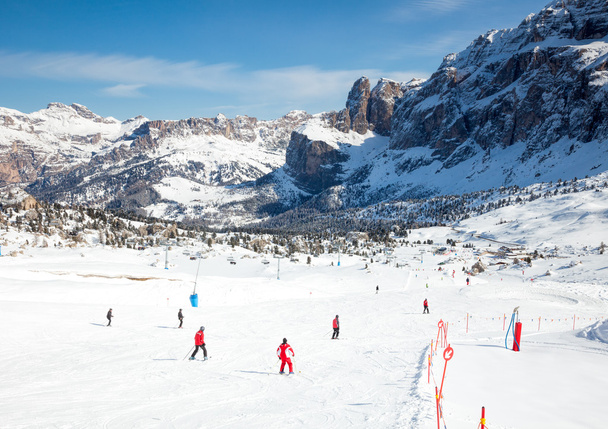 Esquiadores en estación de esquí en Dolomites
 - Foto, Imagen