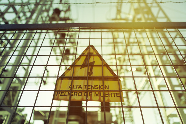 High voltage. Danger of death. Sign with text in spanish. - Zdjęcie, obraz