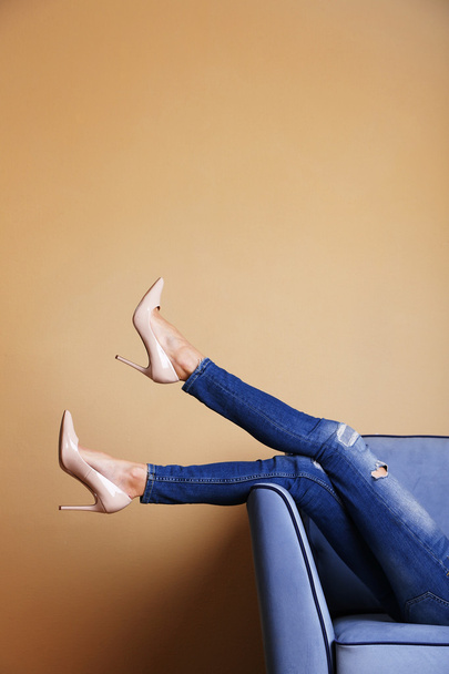 Nainen jalat sohvalla
 - Valokuva, kuva