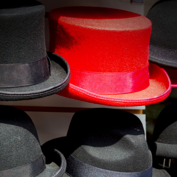 Lontoossa vanha punainen hattu ja musta muotiliike
 - Valokuva, kuva