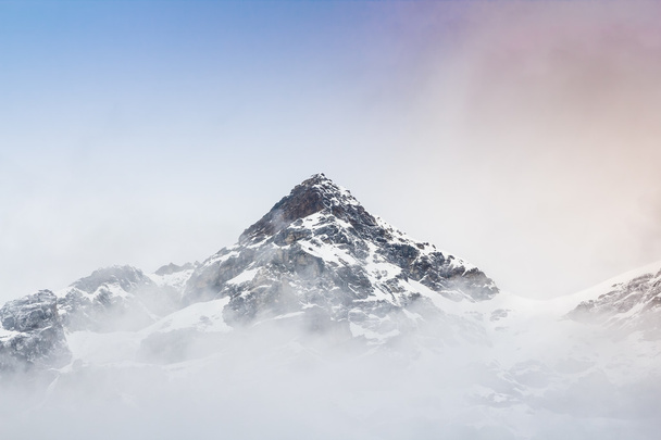 Montaña de nieve con niebla, Lachen Norte Sikkim India
 - Foto, Imagen
