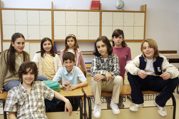 Дети в школе позируют в классе
 - Фото, изображение