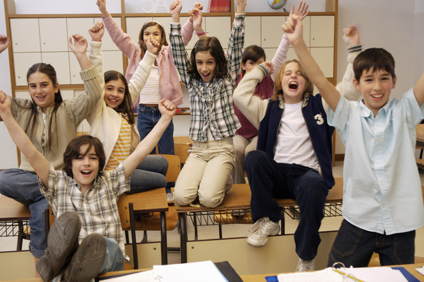 Okul çocukları ellerini kaldırdı - Fotoğraf, Görsel