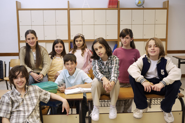 Des écoliers posant en classe
 - Photo, image