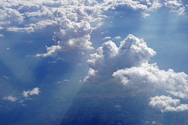 вид на облака из окна самолета
 - Фото, изображение