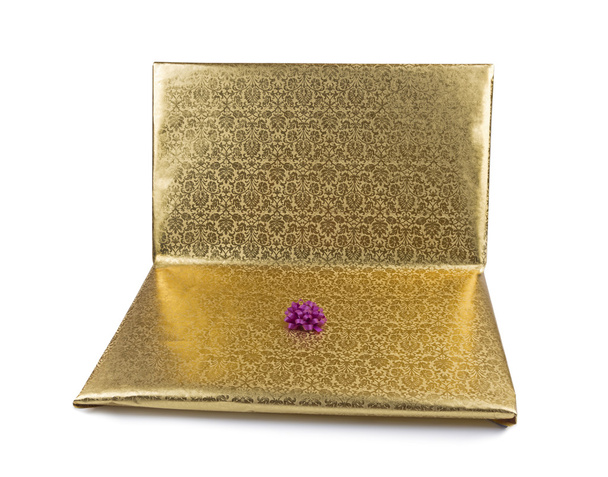 portátil envuelto en papel de regalo de oro aislado en blanco
 - Foto, imagen